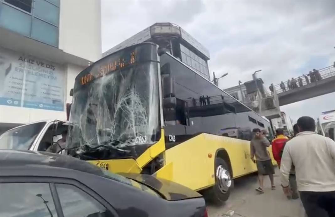 Motosikletliyle kavga eden otobüsün şoförü durağa daldı! 1 kişi öldü 4 kişi yaralı 4